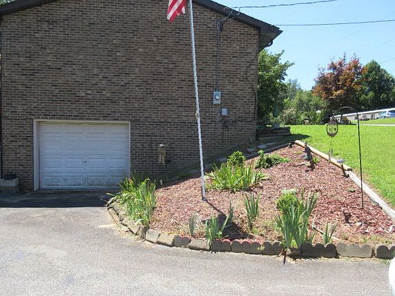 3rd image of 372 W Woodlawn Dr