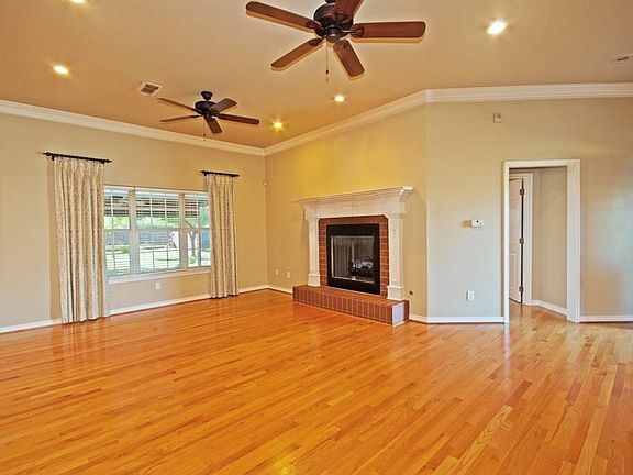 3rd image of 2405 S Park Ave