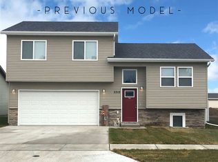 1204 6th St SW, Minot, ND 58701