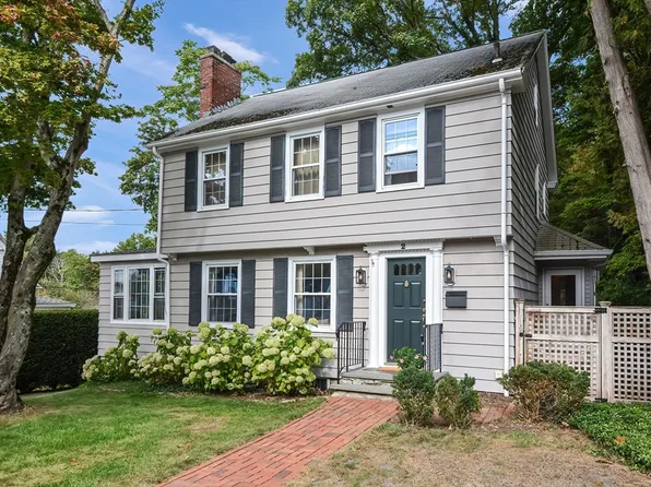 2 Dennett St, Hopedale, MA 01747