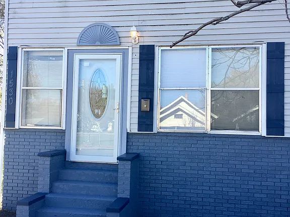 2nd image of 1530 E Melrose St