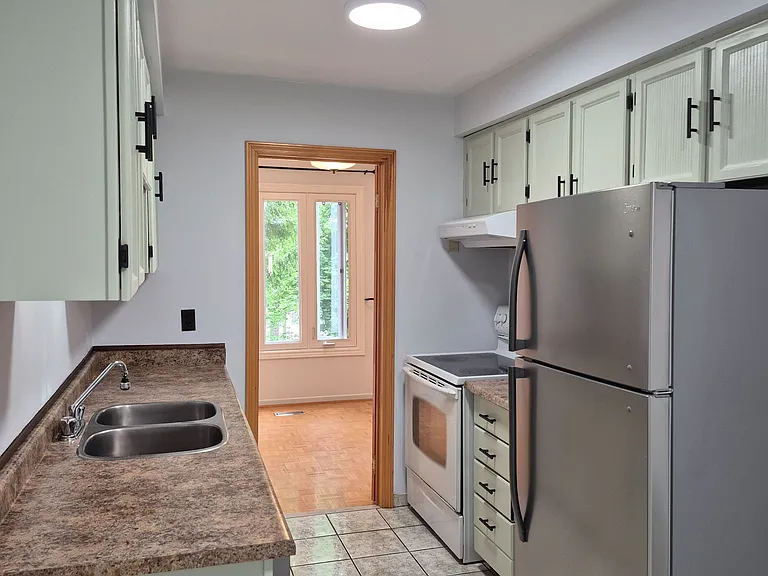 77 Colleen St — Photo 12