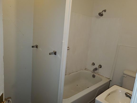 2nd image of 531 E 10th St APT 2