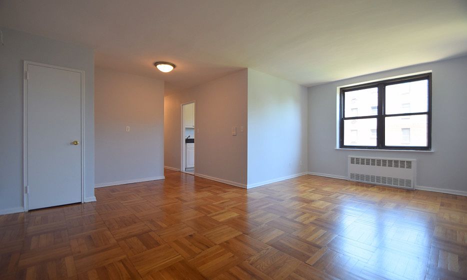 Drake House - Living Room - 207-03J - J Line
