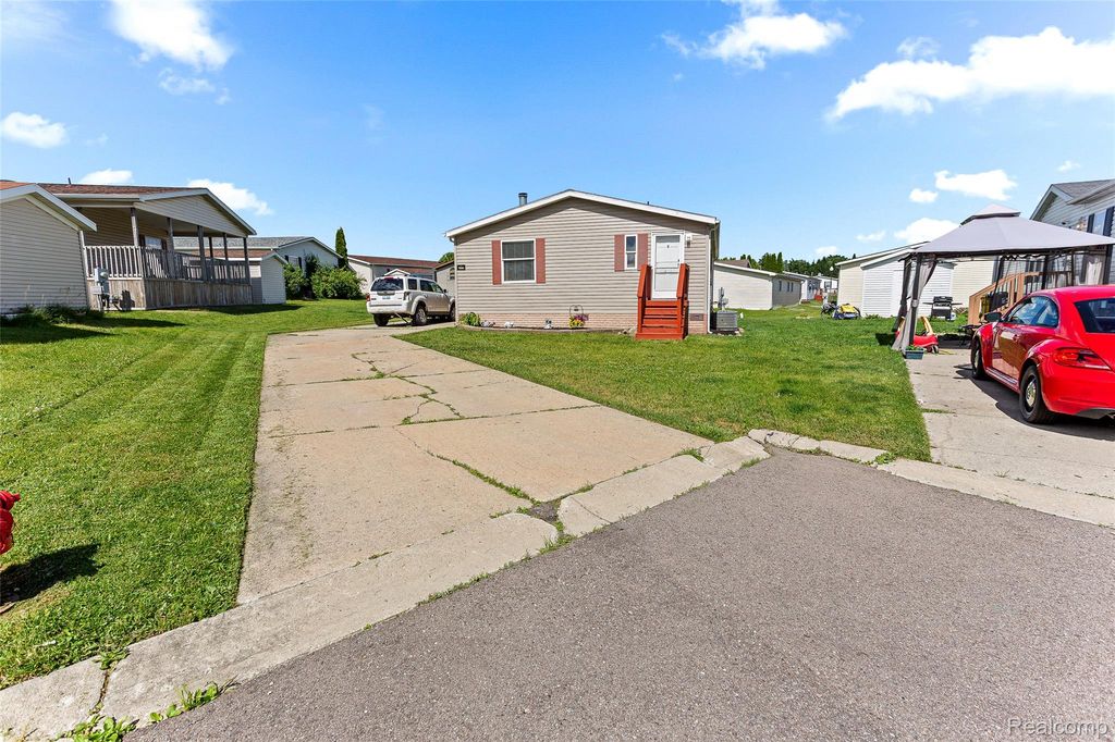 9544 Rhodes Ct, Northville, MI - View 6