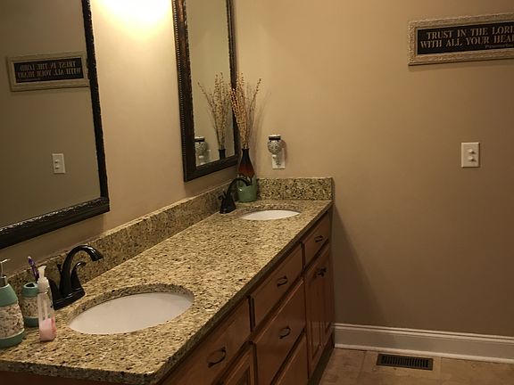Master Bath w/walk in closet