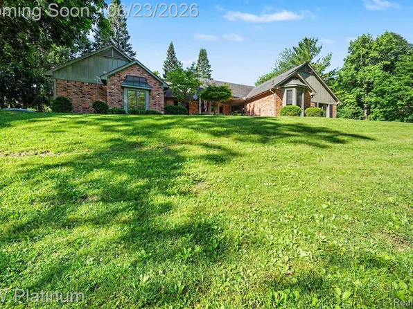 41945 Hillview Dr, Sterling Heights, MI 48314