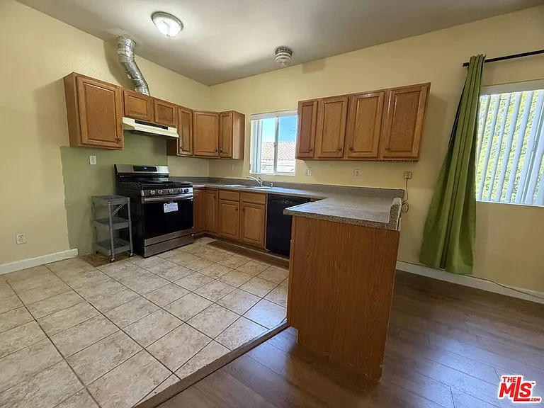 1839 Arlington Ave — Photo 5