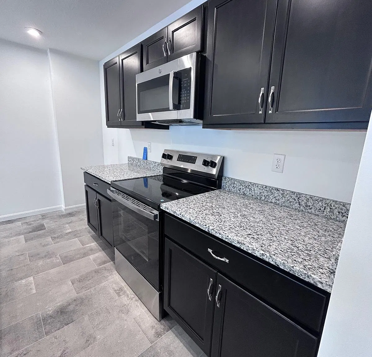 4 bed, 2.5 bath, 2137 sqft, $2,399 — Photo 3