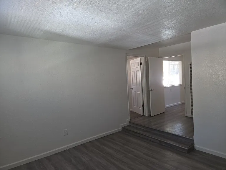 970-976 Glorene Ave — Photo 2