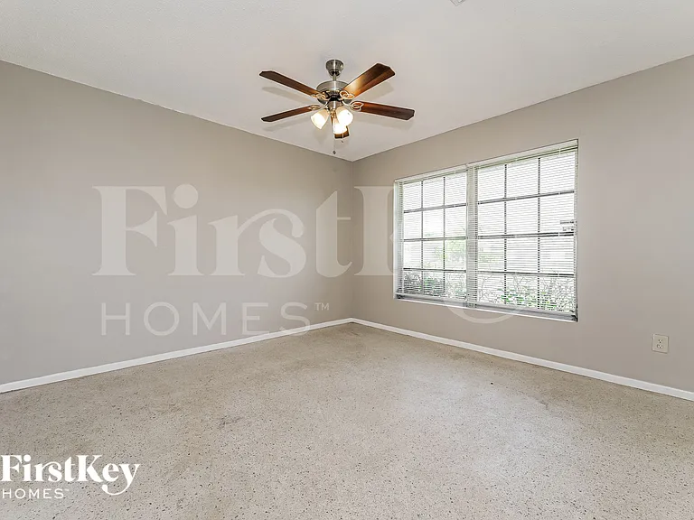 687 SW Heather St — Photo 3