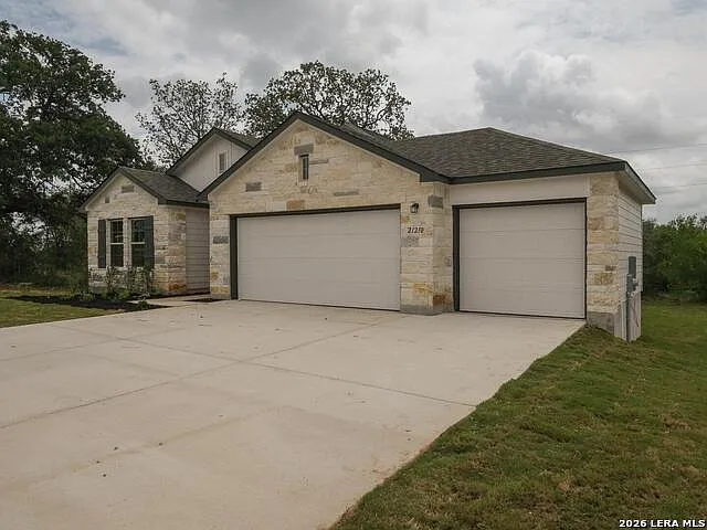 4 bed, 2.0 bath, 1932 sqft, $2,400 — Photo 2