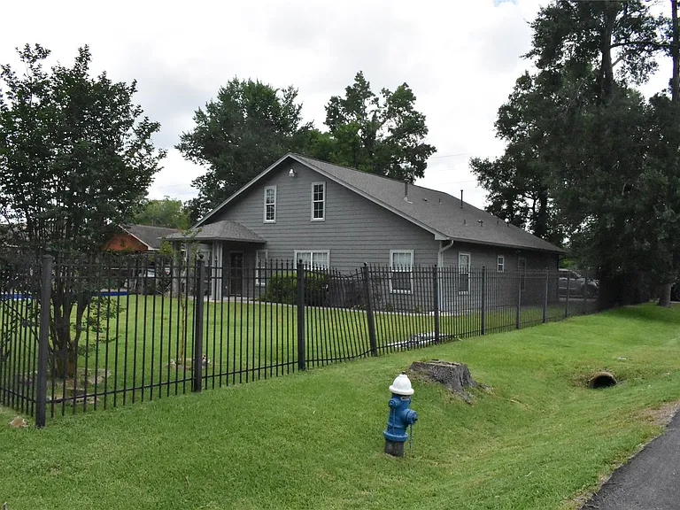 8535 Parkette Dr — Photo 2