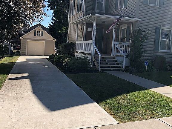 House with detached garage 