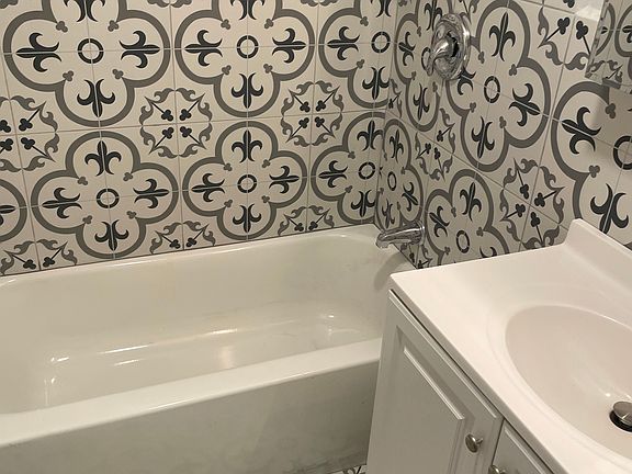 5th image of 2409 W Balmoral Ave APT 2A