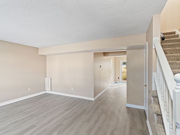 5th image of 430 Burr Oak Ct