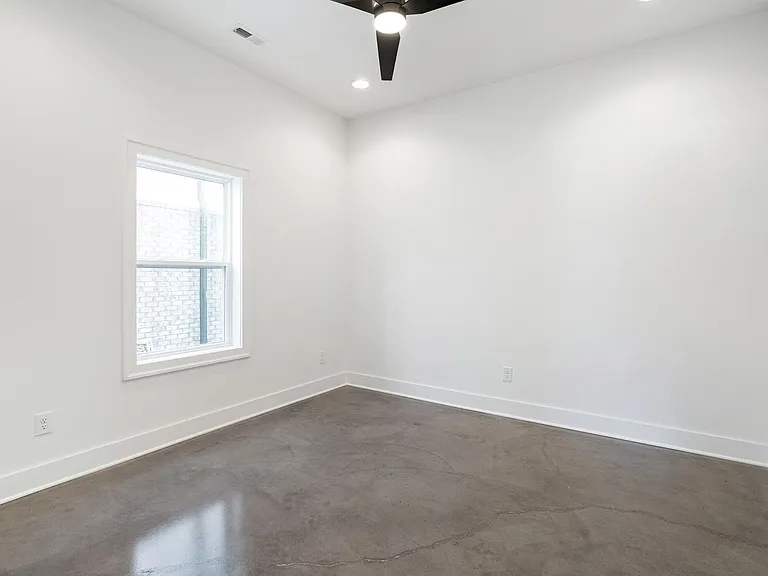 904 N Maple St — Photo 14