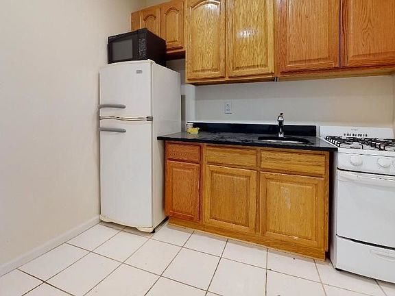 4th image of 273 Pleasant Ave #4