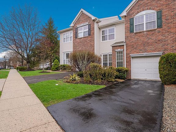 3rd image of 12 Heritage Hills Dr