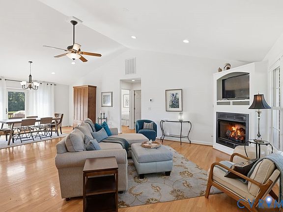 5th image of 531 Blue Bird Ln