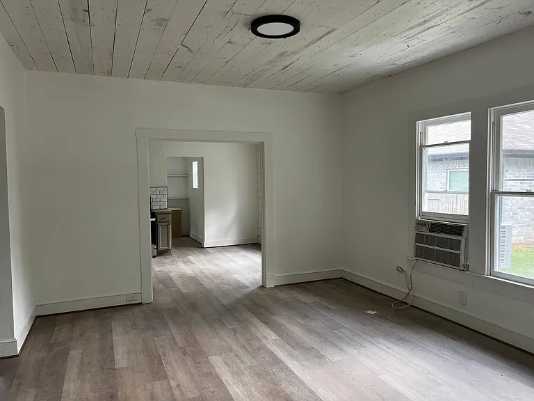 909 N 10th St — Photo 11
