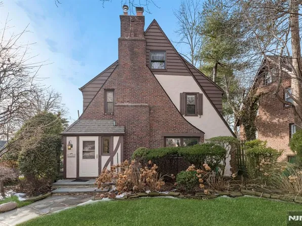 130 Columbus Dr, Tenafly, NJ 07670