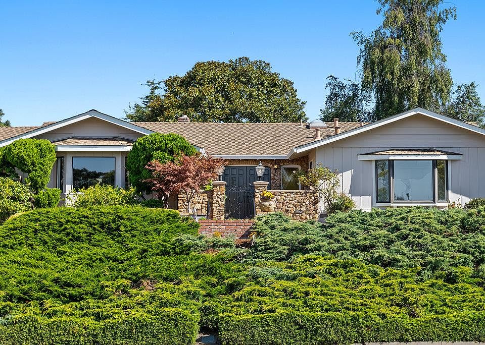 1st image of 130 Tamarack Dr