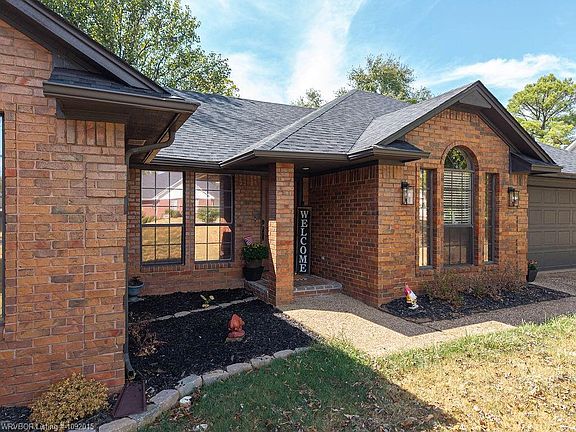 3rd image of 1327 Springdale Dr
