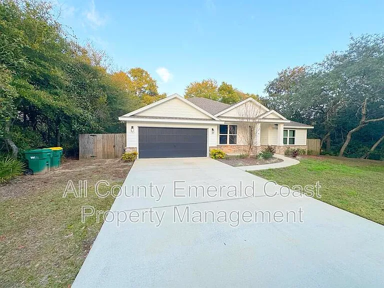 481 Kelly St — Photo 2