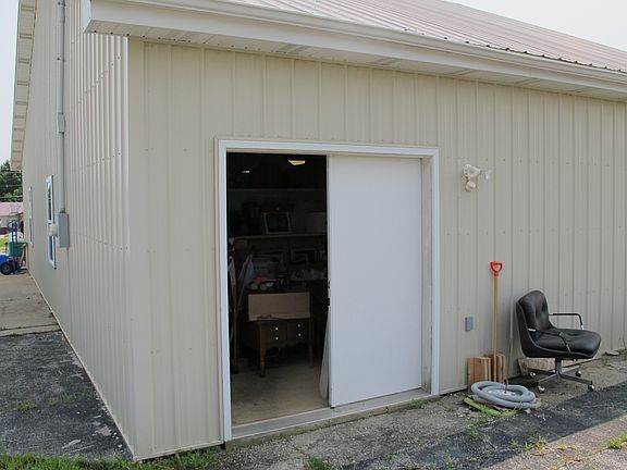 4th image of 606 E Us Highway 136