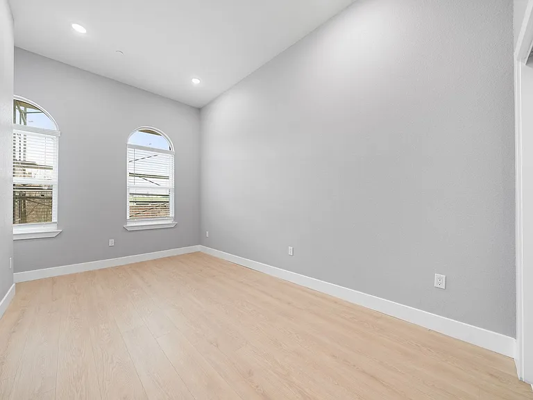 313 D St — Photo 33