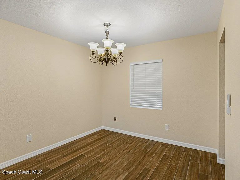 175 NW Valencia Rd — Photo 6