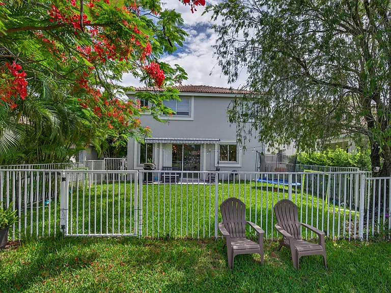 1374 Canary Island Dr — Photo 2