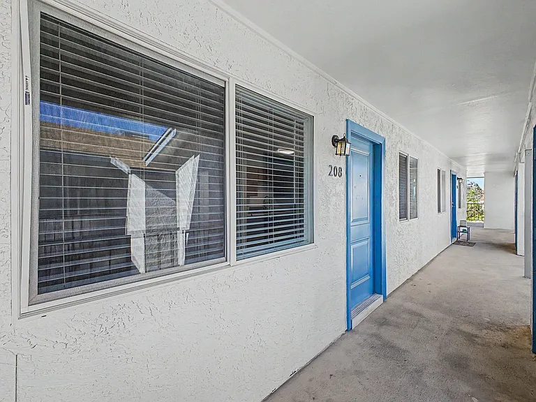 Twin Palms Apartments — Photo 18