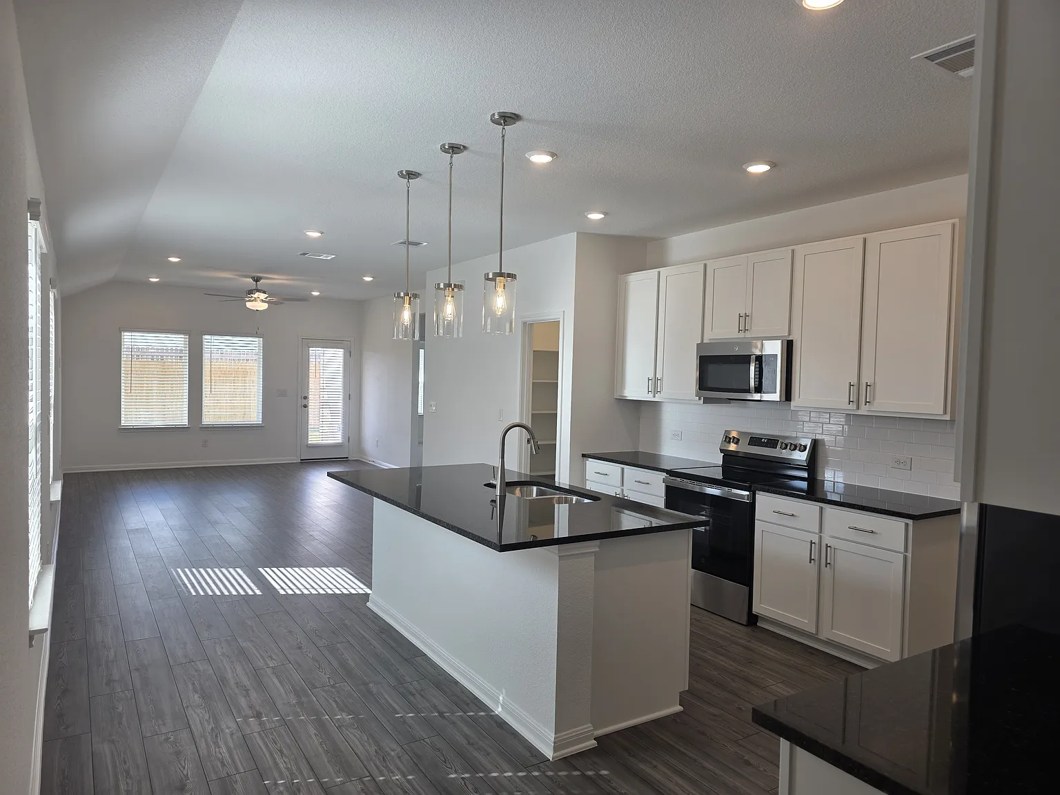 4 bed, 1695 sqft, $2,200 — Photo 3