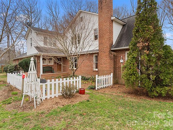 3rd image of 1615 Eastwood Dr