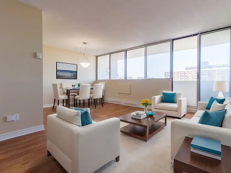 525 Wentworth Ave — Photo 1