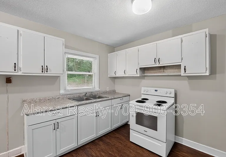 1007 Green Circle Dr — Photo 2