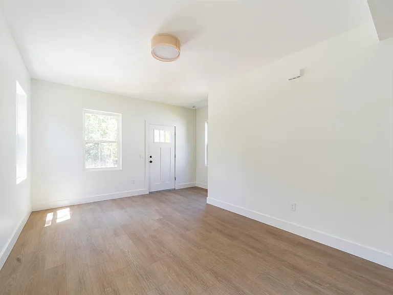 962 Alexander St — Photo 9