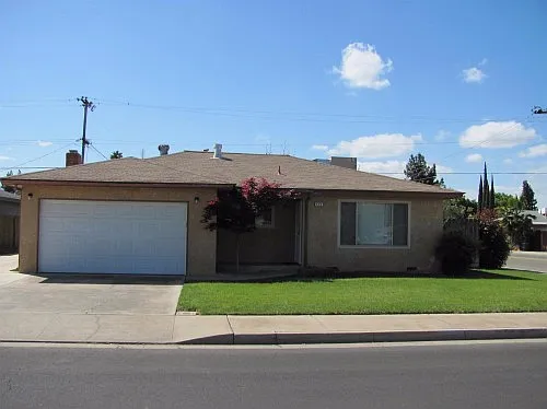 592 W Rialto Ave photo 1