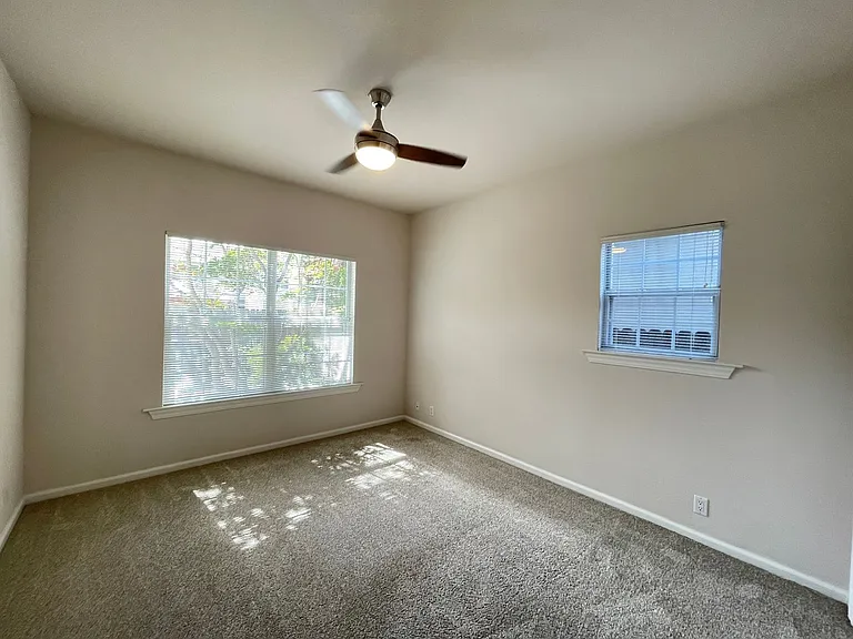 Exceptionally Spacious and Modernized 2x2 Townhouse w/Garage and Washer/Dryer Hookups! — Photo 36