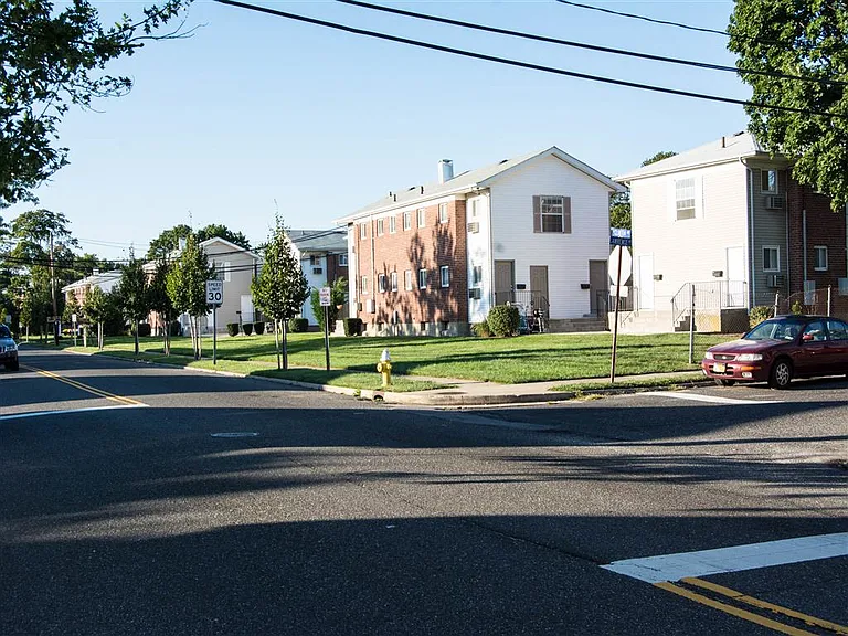 Brookwood at Bay Shore — Photo 10