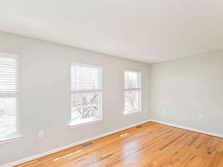 215 Stratford Dr — Photo 9