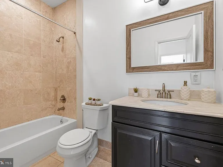642 15th St NE #2 — Photo 24