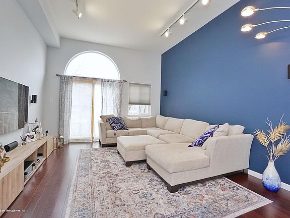 4th image of 35 Linda Ln