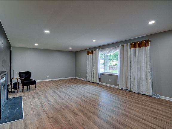 5th image of 8 NE Carroll Dr