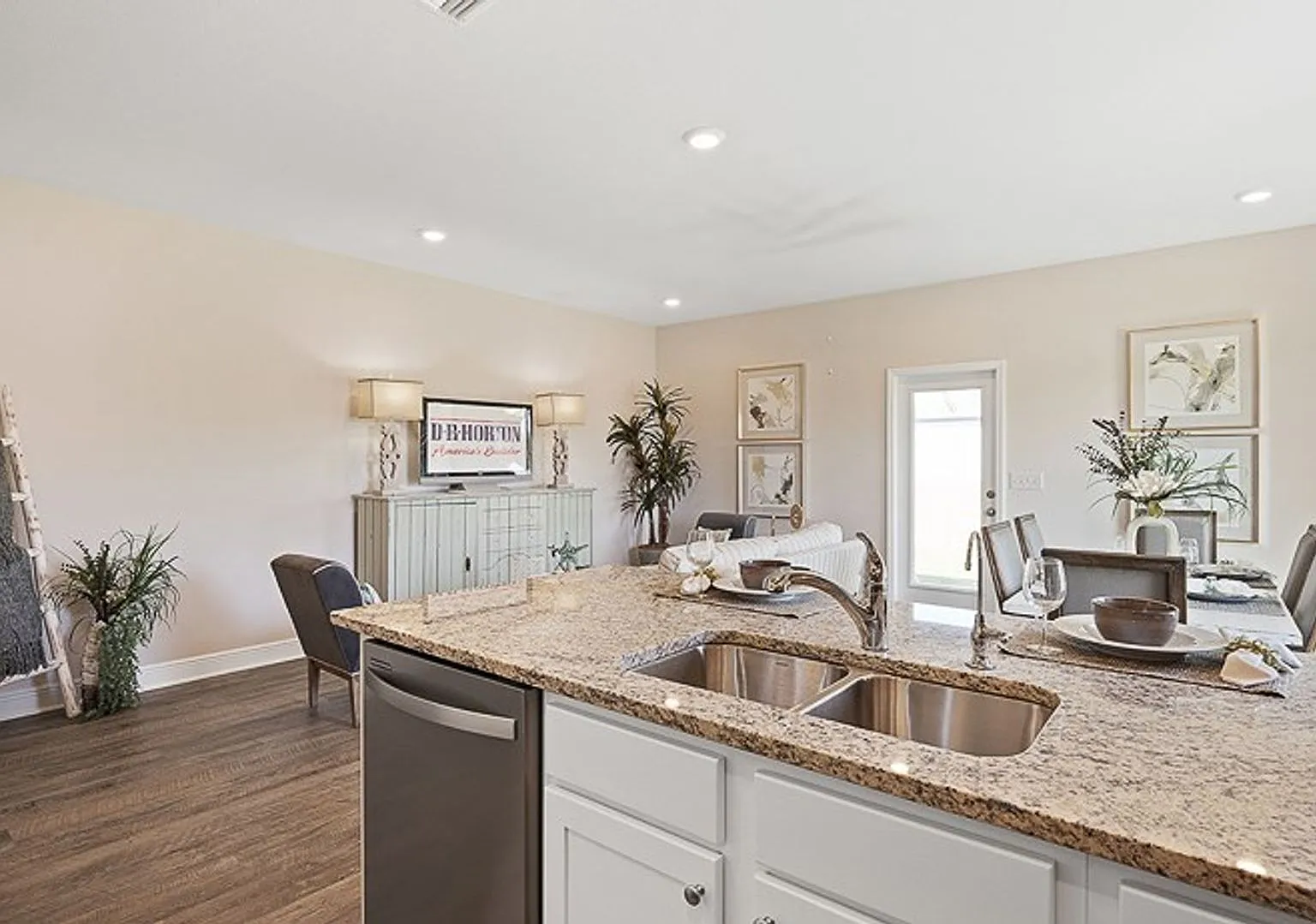 Modern 3BR/2.5BA Home with Open Floor Plan, Granite Counters & 1-Car Garage Valdosta, GA — Photo 4