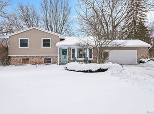4164 Lake Knolls Dr, Oxford, MI 48371