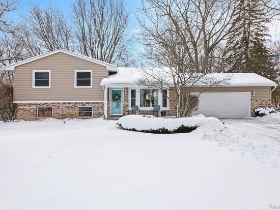 4164 Lake Knolls Dr, Oxford, MI 48371