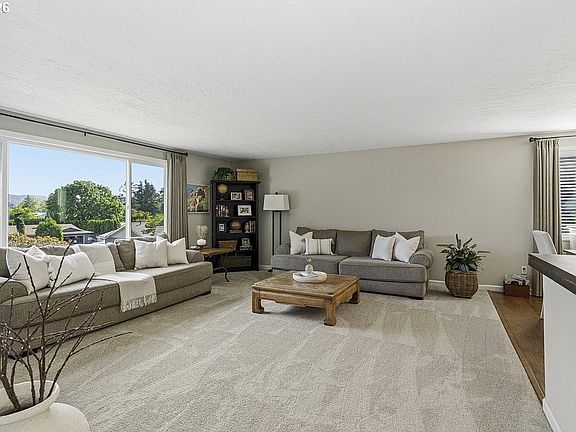 5th image of 227 NE Paloma Ct